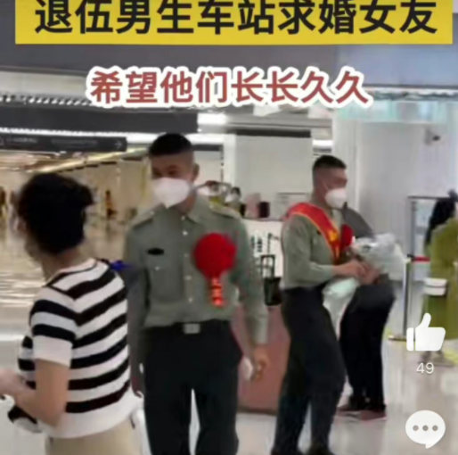 ����������վ���ȴ�5��Ů�� ������˳�վ����������Ů��